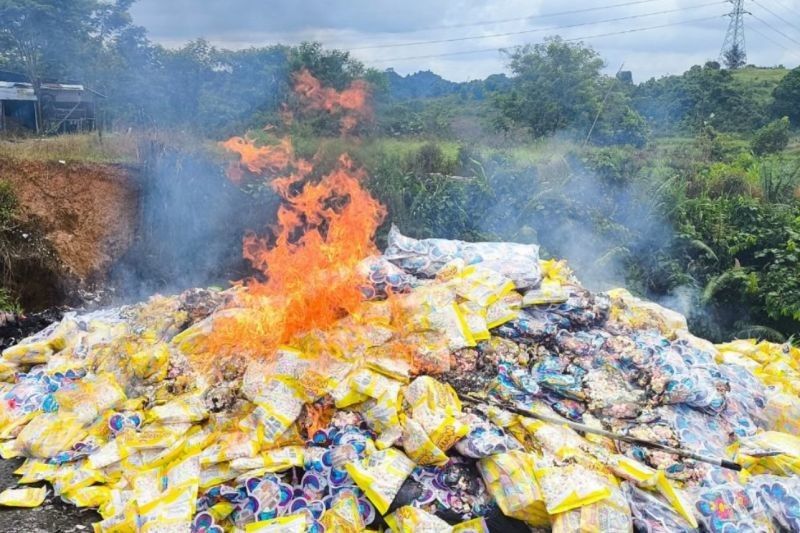 Ribuan Permen Mengandung Gelatin Babi Dimusnahkan di Samarinda