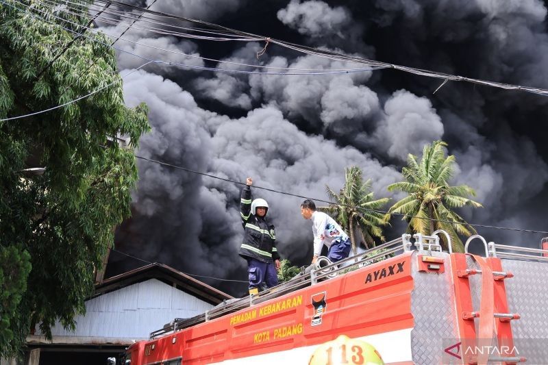 Kebakaran Pabrik Karet di Padang: Damkar dari Berbagai Daerah Turut Membantu