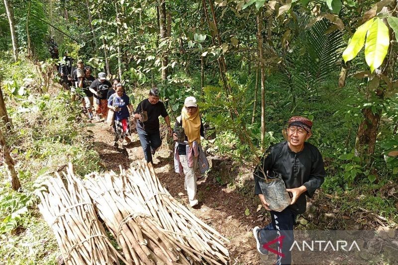 Budayawan Banyumas Jaga Kelestarian Gunung Slamet: Menanam Pohon dan Mendoakan Alam