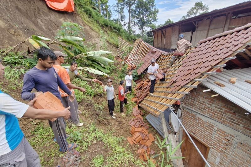 Longsor di Ngebel Ponorogo: Empat Luka, Gotong Royong Bersihkan Material