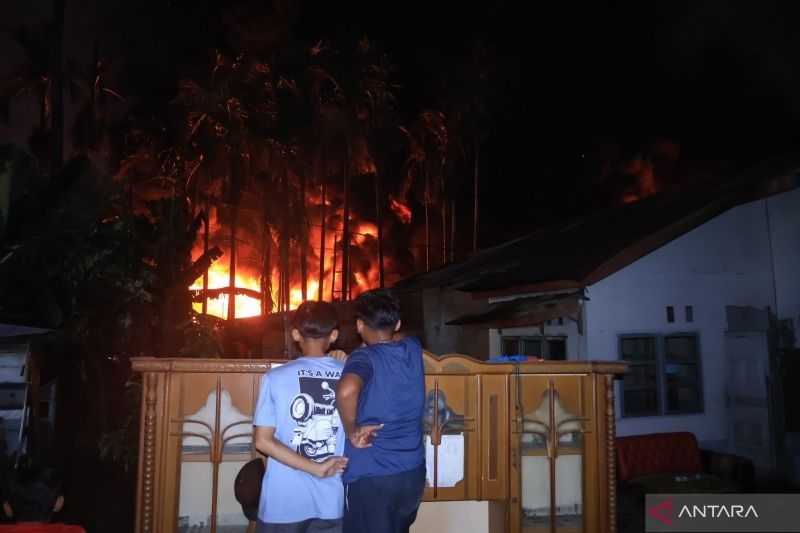 Kebakaran Pabrik Karet di Padang: Petugas Berjibaku Padamkan Api Selama Tujuh Jam