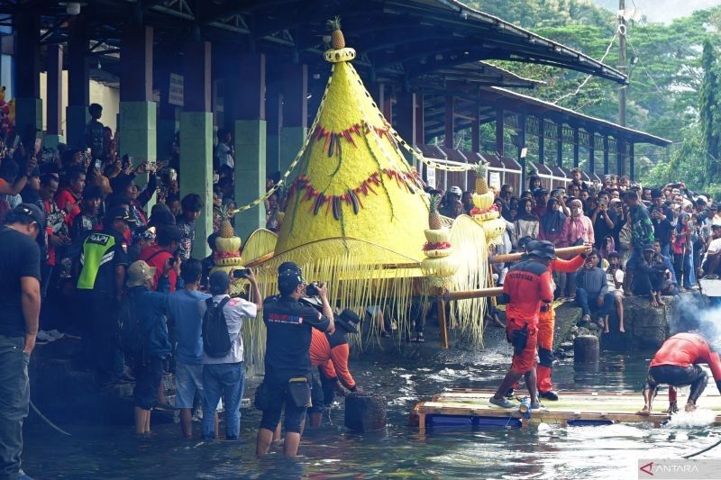 Ribuan Warga Saksikan Larung Sembonyo di Trenggalek: Tradisi Syukur Nelayan yang Memukau
