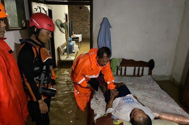 Tim SAR Evakuasi 28 Warga Terjebak Banjir Bandang Trenggalek