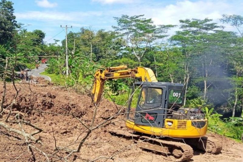 Longsor Timbun Jalan Cipasung-Subang, BPBD Kuningan Kerahkan Alat Berat
