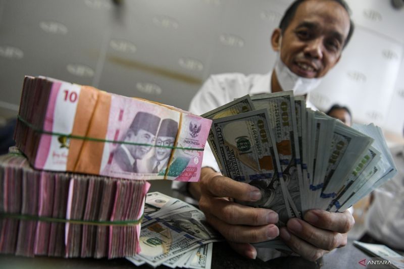 Rupiah Diprediksi Menguat Terhadap Dolar AS Imbas Penurunan Peringkat Utang Amerika Serikat