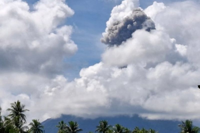Gunung Ibu di Halmahera Barat Erupsi, Semburkan Abu Vulkanik Setinggi 800 Meter