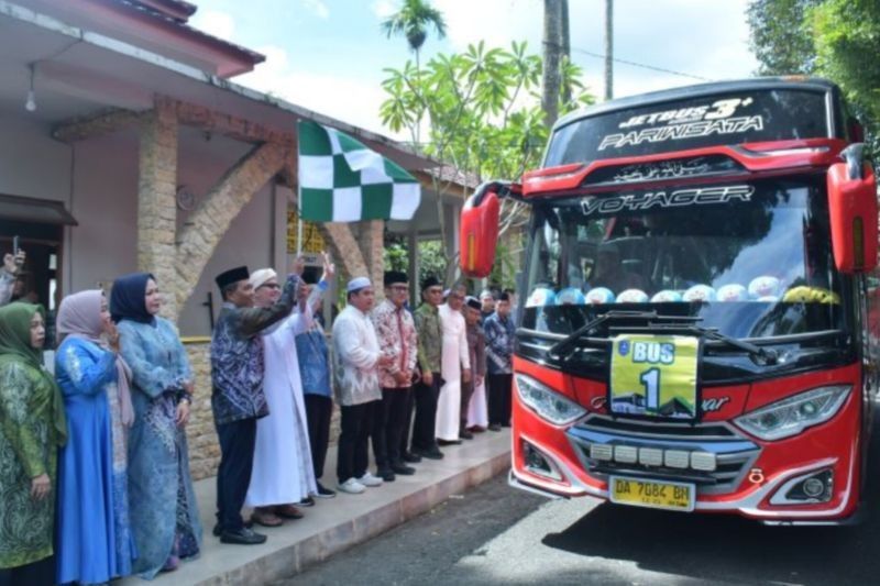 296 Calon Haji Hulu Sungai Selatan Kalsel Berangkat ke Asrama Haji Banjarbaru