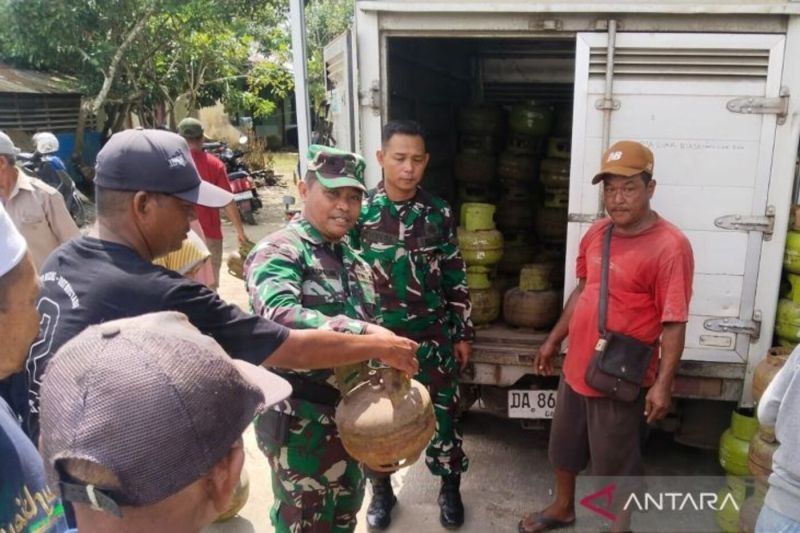 Warga HST Kalsel Antusias Borong Gas 3 Kg di Pasar Murah TMMD ke-124