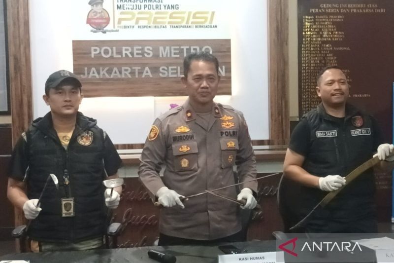Polisi Ringkus 23 Preman Berkedok Juru Parkir di Jakarta Selatan, Sita Senjata Tajam!