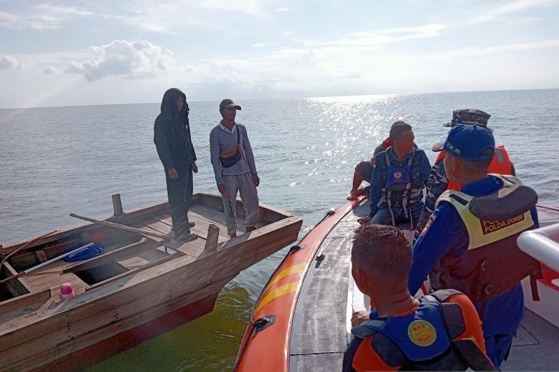 Nelayan Jambi Hilang Dihantam Ombak di Perairan Tanjabtim, Tim SAR Lakukan Pencarian