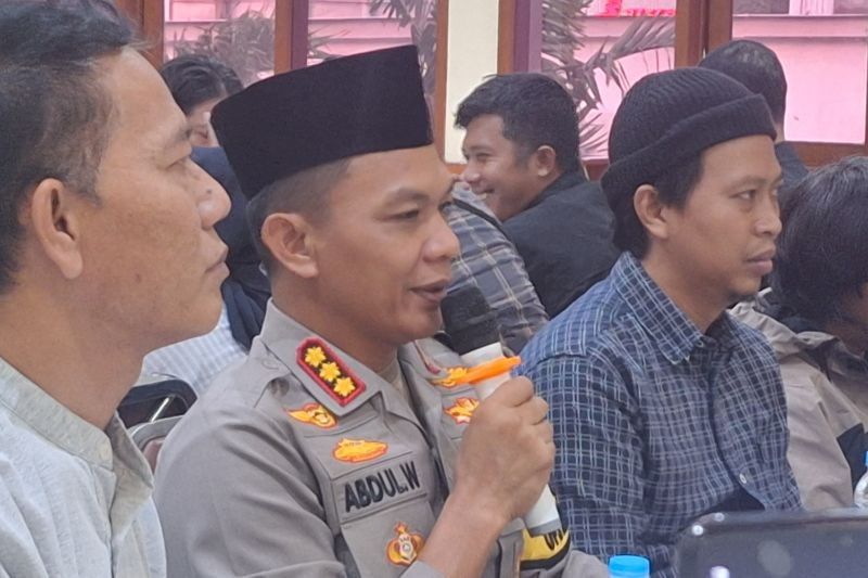 Polres Metro Depok Tertibkan Atribut Ormas Ilegal Demi Jaga Ketertiban dan Keamanan