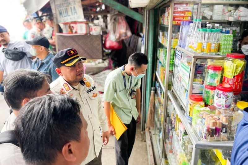 Satpol PP Jaksel Tindak Toko Obat Ilegal di Mampang Prapatan, Beri Surat Peringatan!