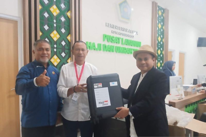 Kemenag Kotamobagu Serahkan Koper untuk 98 Calon Haji 2025, Persiapan Matang Ibadah di Tanah Suci