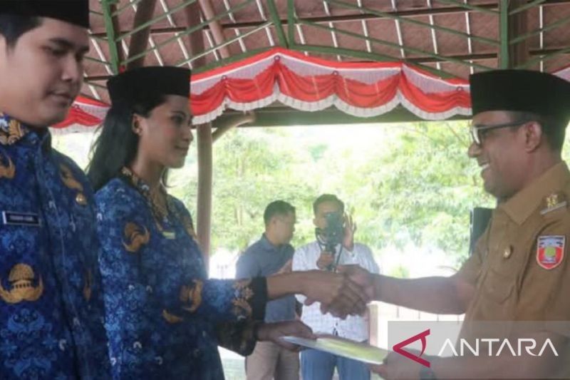 Pemkab Maluku Tengah Serahkan 232 SK Pengangkatan PNS Formasi 2024