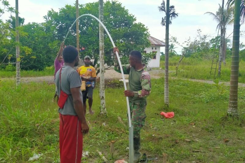 Kodim Mimika Sediakan Akses Air Bersih dan Sanitasi Layak untuk Warga Kampung Iwaka
