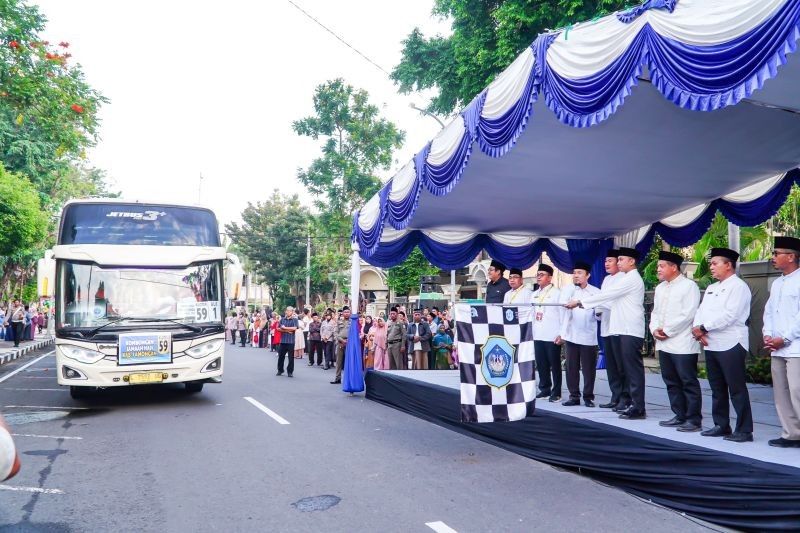 1.831 Calon Haji Lamongan Diberangkatkan, Bupati Imbau Jaga Kesehatan di Tanah Suci!