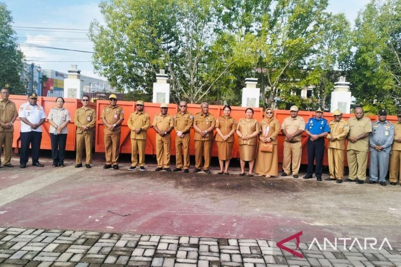 Pemkot Sorong Gencarkan Penanganan Sampah dengan Distribusi Bak dan Motor Pengangkut