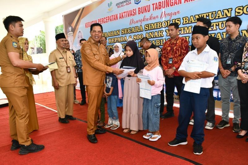Kemensos Salurkan Buku Rekening untuk Ribuan Anak Yatim di Lombok Timur
