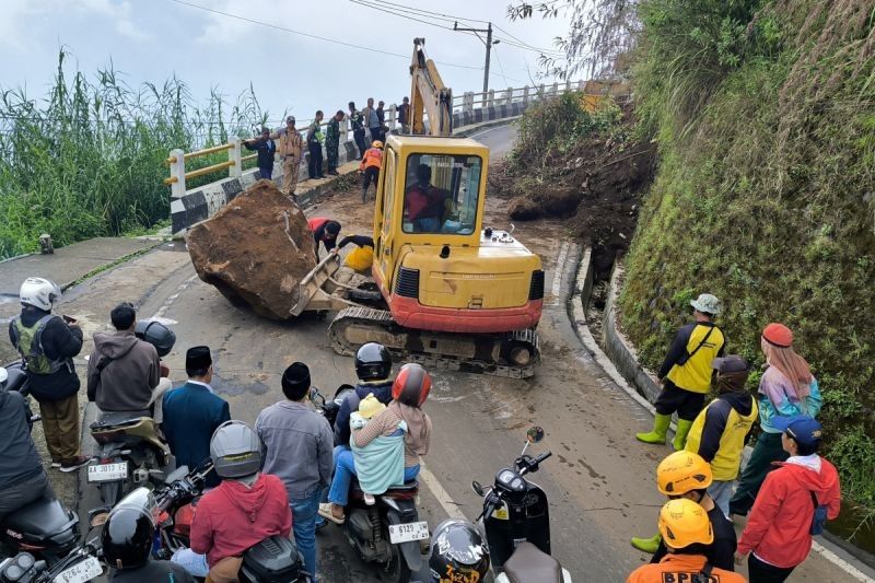 Jalur Wonosobo-Dieng Kembali Dibuka Usai Tanah Longsor, Pengguna Jalan Diimbau Waspada!