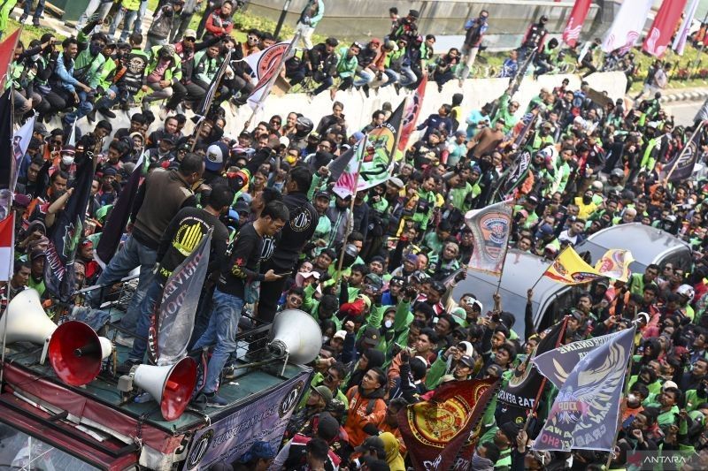 Transjakarta Alihkan Rute Bus Imbas Demo Ojol 20 Mei, Pantau Info Terkini!