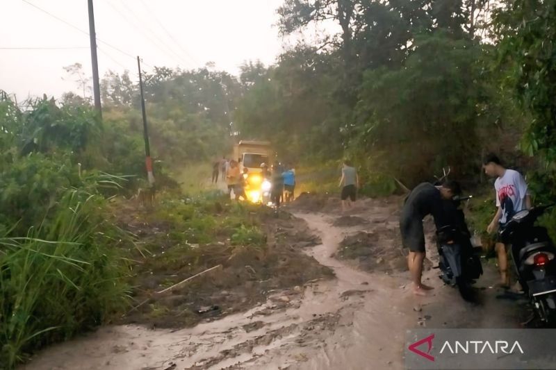 BPBD OKU Selatan Evakuasi Longsor di Gunung Terang, Akses Jalan Kembali Dibuka!