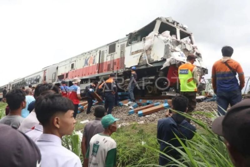 KA Malioboro Ekspres Tabrak 7 Motor di Magetan, Diduga Palang Pintu Terbuka