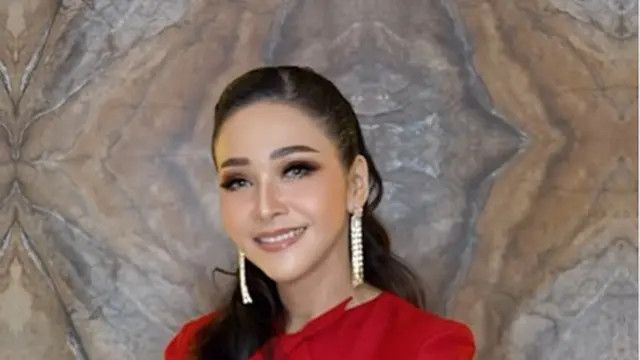 8 Potret Cantik Menawan Maia Estianty dalam Balutan Outfit Serba Merah, Warna Mencolok Auto Jadi Elegan Dipakai Istri Irwan Mussry