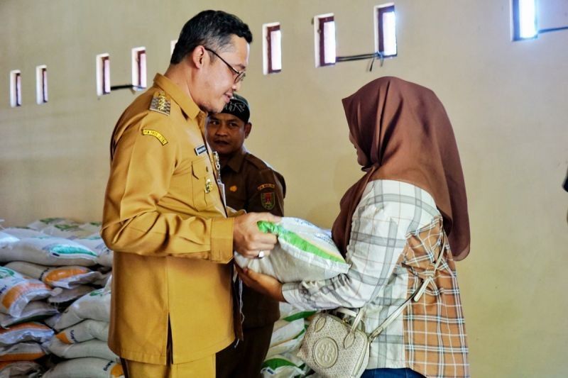 Tahukah Anda? Bupati Magelang Salurkan Bantuan Pangan Beras di Desa Tempak, 2.457 Ton Disiapkan!