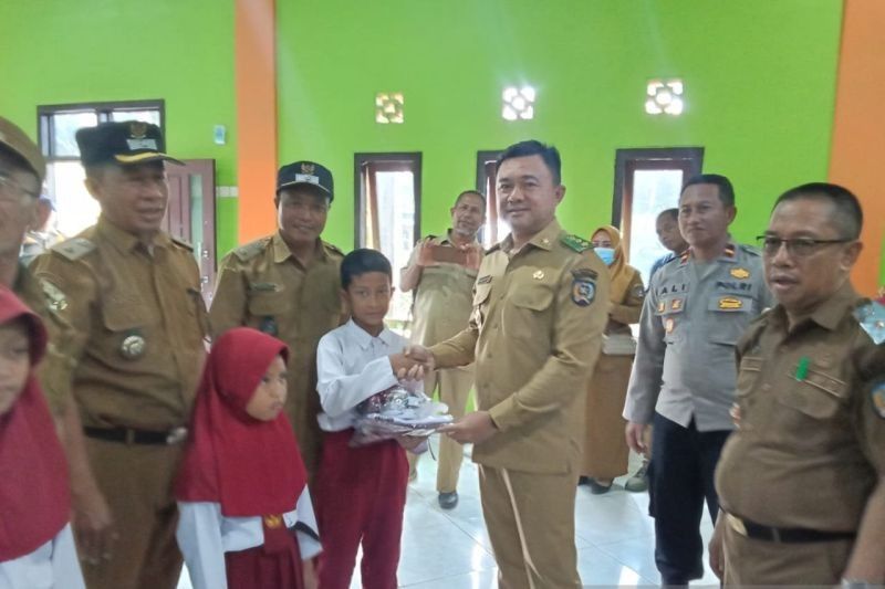 1.400 Pelajar SD-SMP di Konawe Selatan Terima Seragam Sekolah Gratis, Pemkab Ringankan Beban Orang Tua