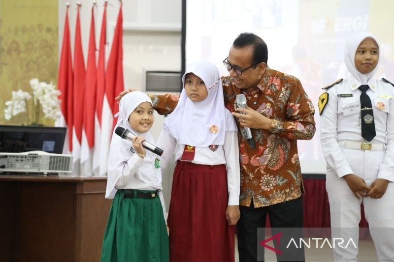 Fakta Unik: Menko Pratikno Kisahkan Perjuangan, 67 Anak Pegawai Kemenko PMK Terima Beasiswa Prestasi