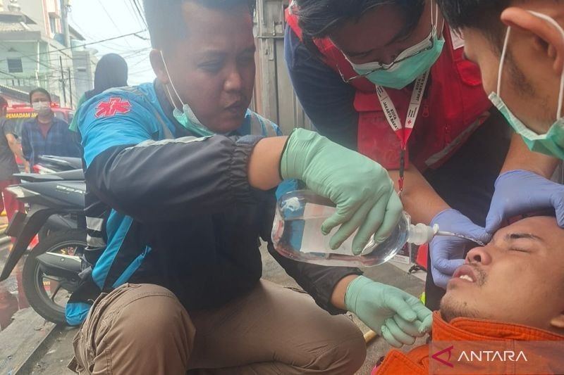 Saat Padamkan Api, Petugas Damkar Cedera Mata Akibat Dilempar Sambal Kacang: Insiden Tak Terduga di Tambora