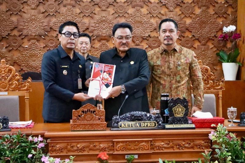 Dorong Kesejahteraan UMKM, Wawali Denpasar Serahkan Ranperda Pajak dan Retribusi Daerah
