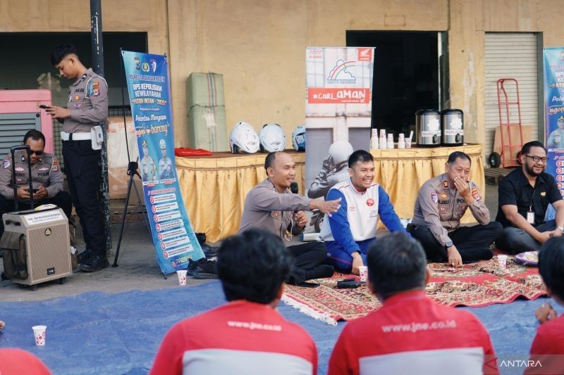 Tahukah Anda, Polresta Banjarmasin Edukasi Keselamatan Lalu Lintas Kurir Ekspedisi Sambil Ngopi Bareng?