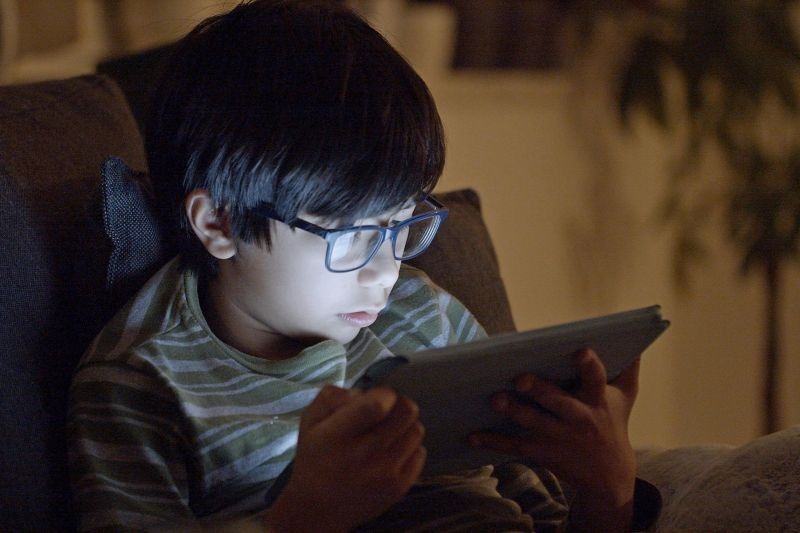 Tahukah Anda? Kecanduan Screen Time Anak Bisa Ganggu Pola Makan, Ini Kiat Mengatasinya dari Dokter!
