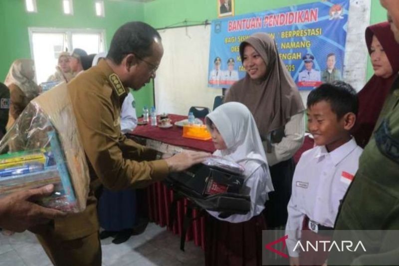 Fakta Unik: Bangka Tengah Salurkan Bantuan Perlengkapan Sekolah, Ringankan Beban Orang Tua 35 Pelajar Berprestasi