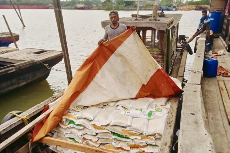 Tahukah Anda? Bantuan Pangan Beras Bulog Jangkau Ribuan Keluarga hingga Pulau Terluar di Batam dan Karimun