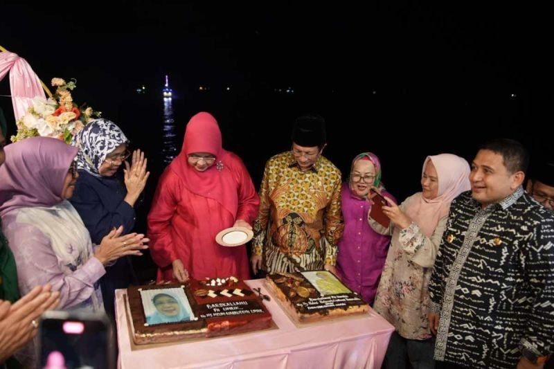 Momen Langka! Pemkot Makassar Jamu Menag RI di Kapal Pinisi Sambil Nikmati Sunset Losari