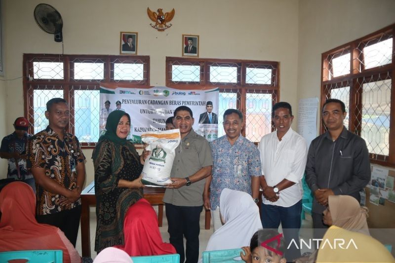 Fakta 20 Kg Bantuan Pangan Beras: Bulog dan DPR RI Salurkan untuk Warga Labuan Bajo