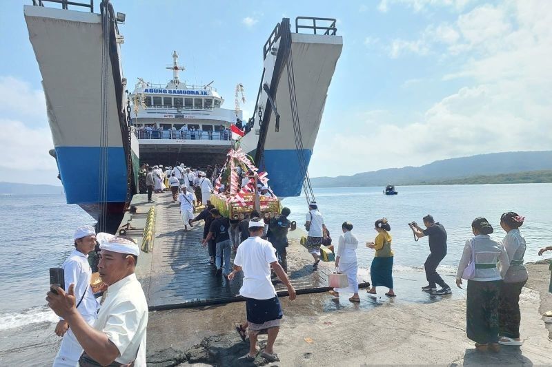 Mengapa Umat Hindu Gelar Upacara Pakelem Selat Bali? Ini Makna Spiritualnya Pascakapal Tenggelam