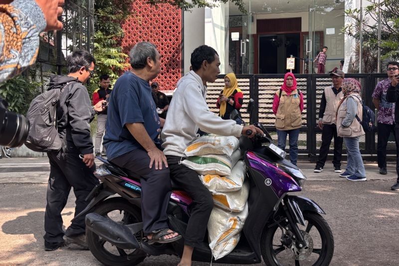 Bulog Bandung Salurkan 11.600 Ton Bantuan Beras, Setara 2 Kali Alokasi Normal untuk Ratusan Ribu KPM