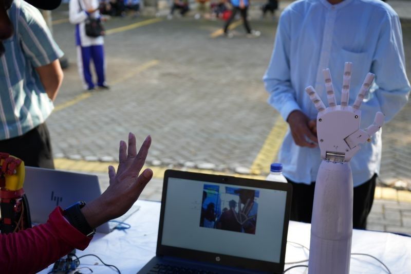Ringan dan Portabel: Robot Eksoskeleton Terapi Stroke FT Unej Siap Bantu Rehabilitasi Pasien