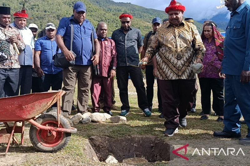 Tahukah Anda, Tiga Agama Besar Hidup Rukun? Wagub Ones Letakkan Batu Pertama Masjid, Simbol Toleransi Beragama Papua Pegunungan