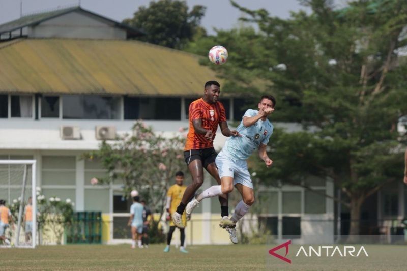 Madura United Uji Coba: Imbang Lawan Borneo FC, Alfredo Vera Ungkap Potensi Pemain Muda di Yogyakarta!