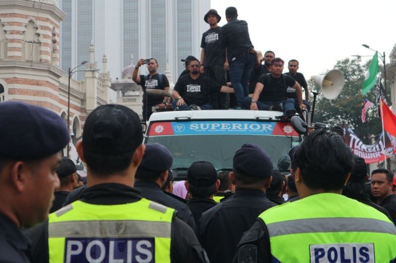 Meski Jadi Sasaran Protes, PM Anwar Ibrahim Hargai Dedikasi Petugas Jaga Unjuk Rasa di Kuala Lumpur