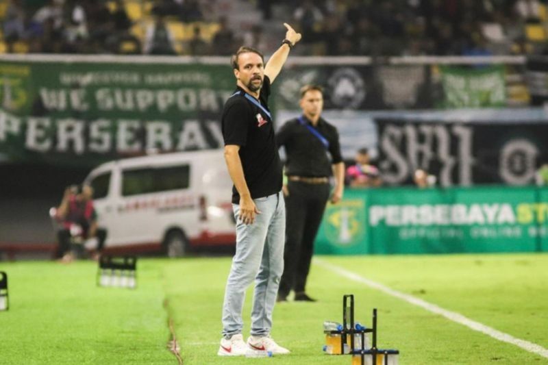 Tak Ada Garansi! Pelatih Persija Jakarta Tegaskan Gustavo Almeida dan Eksel Runtukahu Harus Bersaing Keras