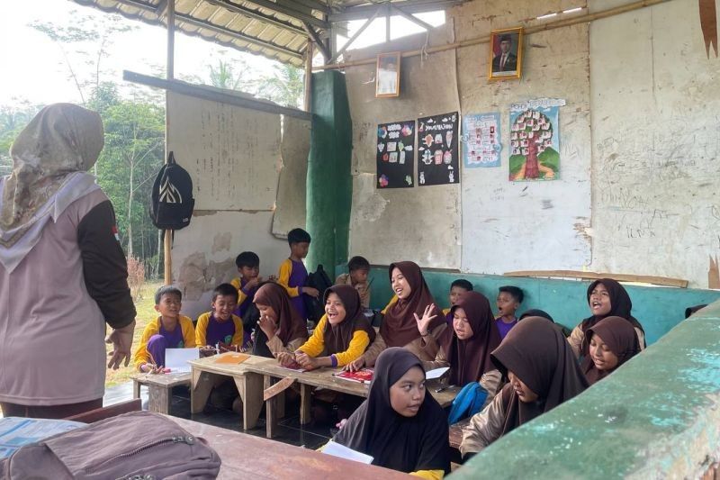Miris! Siswa MI Lebak Belajar di Gubuk Darurat, Bertaruh Cuaca Demi Ilmu