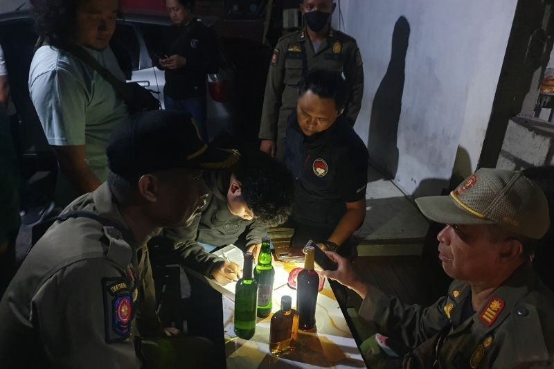 Fakta Unik Razia Miras Tulungagung: Puluhan Botol Disita dari Warkop Karaoke Tak Berizin