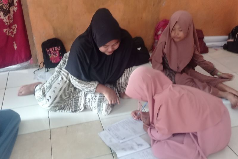 Fakta Unik: 22 Tahun Madrasah Tanpa Meja Kursi Pandeglang, Semangat Belajar Tak Padam!