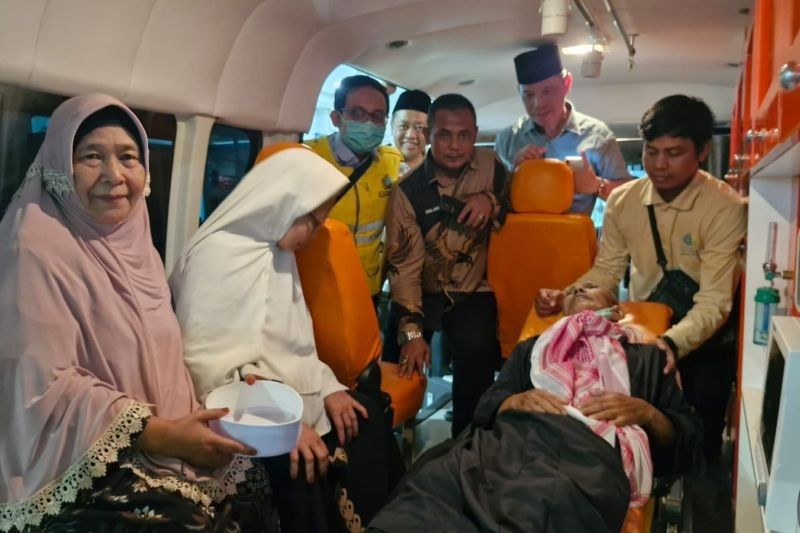 Kisah Haru: Haji Lampung Pulang ke Tanah Air Setelah Sebulan Lebih Dirawat di Madinah