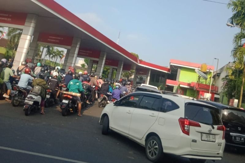 Fakta Unik Antrean SPBU Jember: Distribusi BBM Tersendat Akibat Penutupan Jalur Gumitir, Warga Rela Beli Eceran Lebih Mahal